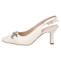 Kremowe czółenka bez pięty Caprice Venezia ze skóry naturalnej to eleganckie slingbacki na obcasie 7,5 cm. Technologia MEMOTION, miękka wkładka i tęgość G zapewniają wyjątkową wygodę, amortyzację oraz komfort do pracy i na wyjątkowe okazje.