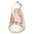 Kremowe czółenka bez pięty Caprice Venezia ze skóry naturalnej to eleganckie slingbacki na obcasie 7,5 cm. Technologia MEMOTION, miękka wkładka i tęgość G zapewniają wyjątkową wygodę, amortyzację oraz komfort do pracy i na wyjątkowe okazje.