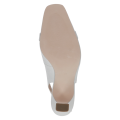 Kremowe czółenka bez pięty Caprice Venezia ze skóry naturalnej to eleganckie slingbacki na obcasie 7,5 cm. Technologia MEMOTION, miękka wkładka i tęgość G zapewniają wyjątkową wygodę, amortyzację oraz komfort do pracy i na wyjątkowe okazje.
