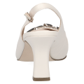 Kremowe czółenka bez pięty Caprice Venezia ze skóry naturalnej to eleganckie slingbacki na obcasie 7,5 cm. Technologia MEMOTION, miękka wkładka i tęgość G zapewniają wyjątkową wygodę, amortyzację oraz komfort do pracy i na wyjątkowe okazje.