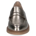 Eleganckie metaliczne mokasyny Caprice uszyte z poyskującej skóry naturalnej w odcieniu złota. Fason loafers na brązowej podeszwie nadaje szyku, a technologia AIRMOTION zapewnia optymalną cyrkulację powietrza i miękkość przy każdym kroku.