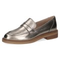 Eleganckie metaliczne mokasyny Caprice uszyte z poyskującej skóry naturalnej w odcieniu złota. Fason loafers na brązowej podeszwie nadaje szyku, a technologia AIRMOTION zapewnia optymalną cyrkulację powietrza i miękkość przy każdym kroku.