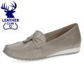 Eleganckie szare mokasyny Caprice uszyte z niezwykle miękkiej skóry jelenia. Stylowy fason z dekoracyjnym frędzlem zapewnia perfekcyjne dopasowanie i wyjątkową wygodę noszenia, tworząc idealny dodatek do codziennych stylizacji.
