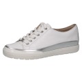Eleganckie białe sneakersy Caprice z lakierowanej skóry ze srebrnymi akcentami. Sznurowanie zapewnia dopasowanie, a technologia AIRMOTION gwarantuje stałą cyrkulację powietrza, kontrolę wilgoci i wyjątkową wygodę przy każdym kroku.