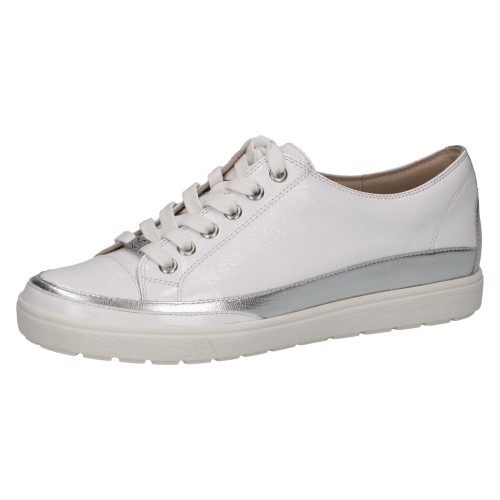 Eleganckie białe sneakersy Caprice z lakierowanej skóry ze srebrnymi akcentami. Sznurowanie zapewnia dopasowanie, a technologia AIRMOTION gwarantuje stałą cyrkulację powietrza, kontrolę wilgoci i wyjątkową wygodę przy każdym kroku.