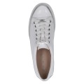 Eleganckie białe sneakersy Caprice z lakierowanej skóry ze srebrnymi akcentami. Sznurowanie zapewnia dopasowanie, a technologia AIRMOTION gwarantuje stałą cyrkulację powietrza, kontrolę wilgoci i wyjątkową wygodę przy każdym kroku.