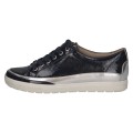 Eleganckie granatowe sneakersy Caprice z lakierowanej skóry ze srebrnymi akcentami. Sznurowanie zapewnia dopasowanie, a technologia AIRMOTION gwarantuje stałą cyrkulację powietrza, kontrolę wilgoci i wyjątkową wygodę przy każdym kroku