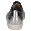 Eleganckie granatowe sneakersy Caprice z lakierowanej skóry ze srebrnymi akcentami. Sznurowanie zapewnia dopasowanie, a technologia AIRMOTION gwarantuje stałą cyrkulację powietrza, kontrolę wilgoci i wyjątkową wygodę przy każdym kroku