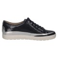 Eleganckie granatowe sneakersy Caprice z lakierowanej skóry ze srebrnymi akcentami. Sznurowanie zapewnia dopasowanie, a technologia AIRMOTION gwarantuje stałą cyrkulację powietrza, kontrolę wilgoci i wyjątkową wygodę przy każdym kroku