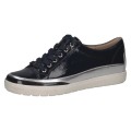 Eleganckie granatowe sneakersy Caprice z lakierowanej skóry ze srebrnymi akcentami. Sznurowanie zapewnia dopasowanie, a technologia AIRMOTION gwarantuje stałą cyrkulację powietrza, kontrolę wilgoci i wyjątkową wygodę przy każdym kroku