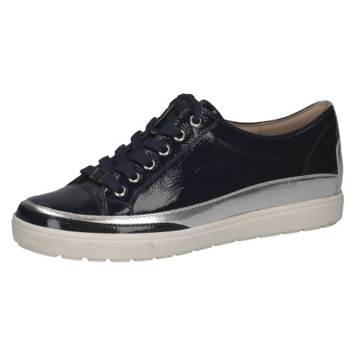 Eleganckie granatowe sneakersy Caprice z lakierowanej skóry ze srebrnymi akcentami. Sznurowanie zapewnia dopasowanie, a technologia AIRMOTION gwarantuje stałą cyrkulację powietrza, kontrolę wilgoci i wyjątkową wygodę przy każdym kroku