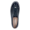 Eleganckie granatowe sneakersy Caprice z lakierowanej skóry ze srebrnymi akcentami. Sznurowanie zapewnia dopasowanie, a technologia AIRMOTION gwarantuje stałą cyrkulację powietrza, kontrolę wilgoci i wyjątkową wygodę przy każdym kroku