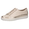 Eleganckie kremowe sneakersy Caprice ze skóry naturalnej ze złotymi, metalicznymi detalami. Sznurowanie zapewnia idealne dopasowanie, a technologia AIRMOTION gwarantuje stałą cyrkulację powietrza i wyjątkowy komfort na każdym kroku.