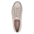 Eleganckie kremowe sneakersy Caprice ze skóry naturalnej ze złotymi, metalicznymi detalami. Sznurowanie zapewnia idealne dopasowanie, a technologia AIRMOTION gwarantuje stałą cyrkulację powietrza i wyjątkowy komfort na każdym kroku.