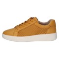 Stylowe miodowe sneakersy Caprice wykonane z gładkiej skóry naturalnej z efektownym ażurowym tłoczeniem. Sznurowany fason i gruba podeszwa gwarantują modny wygląd, a miękka wkładka MEMOTION dba o komfort i dopasowanie do stopy.