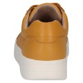 Stylowe miodowe sneakersy Caprice wykonane z gładkiej skóry naturalnej z efektownym ażurowym tłoczeniem. Sznurowany fason i gruba podeszwa gwarantują modny wygląd, a miękka wkładka MEMOTION dba o komfort i dopasowanie do stopy.