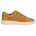 Stylowe miodowe sneakersy Caprice wykonane z gładkiej skóry naturalnej z efektownym ażurowym tłoczeniem. Sznurowany fason i gruba podeszwa gwarantują modny wygląd, a miękka wkładka MEMOTION dba o komfort i dopasowanie do stopy.