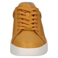 Stylowe miodowe sneakersy Caprice wykonane z gładkiej skóry naturalnej z efektownym ażurowym tłoczeniem. Sznurowany fason i gruba podeszwa gwarantują modny wygląd, a miękka wkładka MEMOTION dba o komfort i dopasowanie do stopy.