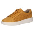 Stylowe miodowe sneakersy Caprice wykonane z gładkiej skóry naturalnej z efektownym ażurowym tłoczeniem. Sznurowany fason i gruba podeszwa gwarantują modny wygląd, a miękka wkładka MEMOTION dba o komfort i dopasowanie do stopy.
