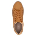 Stylowe miodowe sneakersy Caprice wykonane z gładkiej skóry naturalnej z efektownym ażurowym tłoczeniem. Sznurowany fason i gruba podeszwa gwarantują modny wygląd, a miękka wkładka MEMOTION dba o komfort i dopasowanie do stopy.
