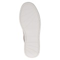 Stylowe miodowe sneakersy Caprice wykonane z gładkiej skóry naturalnej z efektownym ażurowym tłoczeniem. Sznurowany fason i gruba podeszwa gwarantują modny wygląd, a miękka wkładka MEMOTION dba o komfort i dopasowanie do stopy.
