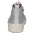 Stylowe jasnobłękitne sneakersy Caprice za kostkę wykonane z miękkiej skóry naturalnej. Sznurowany fason z wzmocnionym gumowym noskiem nadaje im sportowej elegancji, a gruba podeszwa i miękka wkładka gwarantują pełen komfort każdego dnia.