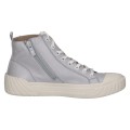 Stylowe jasnobłękitne sneakersy Caprice za kostkę wykonane z miękkiej skóry naturalnej. Sznurowany fason z wzmocnionym gumowym noskiem nadaje im sportowej elegancji, a gruba podeszwa i miękka wkładka gwarantują pełen komfort każdego dnia.