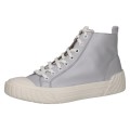 Stylowe jasnobłękitne sneakersy Caprice za kostkę wykonane z miękkiej skóry naturalnej. Sznurowany fason z wzmocnionym gumowym noskiem nadaje im sportowej elegancji, a gruba podeszwa i miękka wkładka gwarantują pełen komfort każdego dnia.