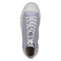 Stylowe jasnobłękitne sneakersy Caprice za kostkę wykonane z miękkiej skóry naturalnej. Sznurowany fason z wzmocnionym gumowym noskiem nadaje im sportowej elegancji, a gruba podeszwa i miękka wkładka gwarantują pełen komfort każdego dnia.
