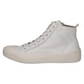 Nowoczesne wysokie sneakersy Caprice uszyte z gładkiej skóry naturalnej. Sznurowanie za kostkę i gumowy nosek nadają im sportowy sznyt, a gruba podeszwa i miękka wkładka gwarantują wygodę i doskonałą amortyzację każdego dnia.