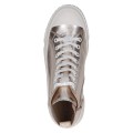 Stylowe wysokie sneakersy Caprice z błyszczącej, metalizowanej skóry naturalnej. Sznurowany fason za kostkę i gumowy nosek nadają im sportowy charakter, a miękka wkładka MEMOTION dba o perfekcyjną amortyzację i wygodę na każdym kroku.