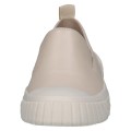 Wygodne, jasnobeżowe sneakersy wsuwane Caprice ze skóry naturalnej. Gumowy nosek chroni przed uszkodzeniami, boczne gumki ułatwiają zakładanie, a podeszwa z miękką wkładką MEMOTION zapewnia niezrównany komfort podczas miejskich spacerów.