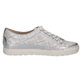 Eleganckie białe sneakersy Caprice z lakierowanej skóry ze srebrnymi akcentami. Sznurowanie zapewnia dopasowanie, a technologia AIRMOTION gwarantuje stałą cyrkulację powietrza, kontrolę wilgoci i wyjątkową wygodę przy każdym kroku