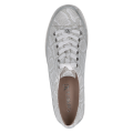 Eleganckie białe sneakersy Caprice z lakierowanej skóry ze srebrnymi akcentami. Sznurowanie zapewnia dopasowanie, a technologia AIRMOTION gwarantuje stałą cyrkulację powietrza, kontrolę wilgoci i wyjątkową wygodę przy każdym kroku