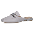 Eleganckie błękitne klapki Caprice z zakrytym noskiem, wykonane z gładkiej skóry. Srebrna ozdobna klamra nadaje im szyku w stylu loafers, a innowacyjna wkładka MEMOTION gwarantuje optymalną amortyzację i komfort podczas chodzenia.