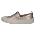 Stylowe złote sneakersy slip-on Caprice ze skóry o metalicznym wykończeniu. Elastyczne wstawki ułatwiają zakładanie, gumowy nosek chroni przód, a innowacyjna wkładka MEMOTION gwarantuje idealne dopasowanie i wygodę na każdym kroku.
