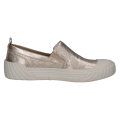 Stylowe złote sneakersy slip-on Caprice ze skóry o metalicznym wykończeniu. Elastyczne wstawki ułatwiają zakładanie, gumowy nosek chroni przód, a innowacyjna wkładka MEMOTION gwarantuje idealne dopasowanie i wygodę na każdym kroku.