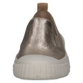 Stylowe złote sneakersy slip-on Caprice ze skóry o metalicznym wykończeniu. Elastyczne wstawki ułatwiają zakładanie, gumowy nosek chroni przód, a innowacyjna wkładka MEMOTION gwarantuje idealne dopasowanie i wygodę na każdym kroku.
