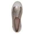 Stylowe złote sneakersy slip-on Caprice ze skóry o metalicznym wykończeniu. Elastyczne wstawki ułatwiają zakładanie, gumowy nosek chroni przód, a innowacyjna wkładka MEMOTION gwarantuje idealne dopasowanie i wygodę na każdym kroku.