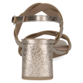Eleganckie złote sandały Caprice z metalicznej skóry o efektownej strukturze. Splecione paski, klockowy obcas i kwadratowy nosek tworzą wyrafinowany design, a miękka wkładka MEMOTION gwarantuje wyśmienity komfort i dopasowanie do stopy.