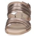 Stylowe metaliczne sandały Caprice w odcieniu różowego złota. Marszczone paski ze skóry naturalnej dodają elegancji, płaski obcas zapewnia stabilność, a miękka wkładka MEMOTION dopasowuje się do stopy, gwarantując najwyższy komfort.