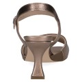 Eleganckie metaliczne sandały Caprice w odcieniu różowego złota. Modny kwadratowy nosek i obcas typu kieliszek dodają szyku, a miękka wkładka MEMOTION dopasowuje się do stopy, zapewniając wyjątkowy komfort podczas wyjątkowych okazji.