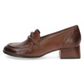 Eleganckie brązowe loafersy Caprice ze skóry licowej. Efektowny węzeł na cholewce dodaje klasy, miękka wkładka MEMOTION dopasowuje się do stopy, a system ANTISHOKK w obcasie skutecznie redukuje wstrząsy, chroniąc kręgosłup.