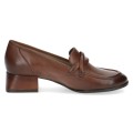 Eleganckie brązowe loafersy Caprice ze skóry licowej. Efektowny węzeł na cholewce dodaje klasy, miękka wkładka MEMOTION dopasowuje się do stopy, a system ANTISHOKK w obcasie skutecznie redukuje wstrząsy, chroniąc kręgosłup.