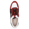Nowoczesne sneakersy Caprice w dynamicznej kolorystyce. System hands-free umożliwia szybkie wkładanie stopy bez użycia rąk, a technologia AIRMOTION dba o ciągłą cyrkulację powietrza i najwyższy poziom amortyzacji na co dzień.