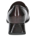 Eleganckie bordowe loafersy Caprice ze skóry lakierowanej. Efektowny węzeł na cholewce dodaje klasy, wkładka MEMOTION dba o miękkie dopasowanie, a obcas z systemem ANTISHOKK redukuje wstrząsy, chroniąc kręgosłup podczas chodzenia.
