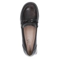 Eleganckie bordowe loafersy Caprice ze skóry lakierowanej. Efektowny węzeł na cholewce dodaje klasy, wkładka MEMOTION dba o miękkie dopasowanie, a obcas z systemem ANTISHOKK redukuje wstrząsy, chroniąc kręgosłup podczas chodzenia.