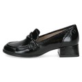 Eleganckie czarne loafersy Caprice ze skóry lakierowanej. Efektowny węzeł na cholewce dodaje szyku, wkładka MEMOTION zapewnia idealne dopasowanie, a niski obcas z systemem ANTISHOKK chroni kręgosłup, tłumiąc wstrząsy na każdym kroku.