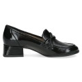 Eleganckie czarne loafersy Caprice ze skóry lakierowanej. Efektowny węzeł na cholewce dodaje szyku, wkładka MEMOTION zapewnia idealne dopasowanie, a niski obcas z systemem ANTISHOKK chroni kręgosłup, tłumiąc wstrząsy na każdym kroku.