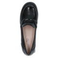 Eleganckie czarne loafersy Caprice ze skóry lakierowanej. Efektowny węzeł na cholewce dodaje szyku, wkładka MEMOTION zapewnia idealne dopasowanie, a niski obcas z systemem ANTISHOKK chroni kręgosłup, tłumiąc wstrząsy na każdym kroku.